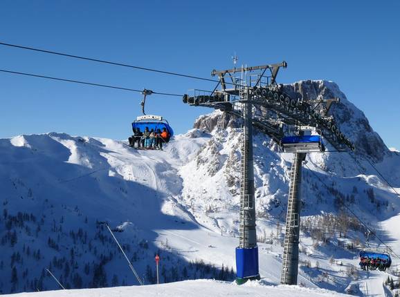 Mössernbahn "Warm up" - 6er Hochgeschwindigkeits-Sesselbahn (kuppelbar) mit Abdeckhauben und Sitzheizung Mössernbahn "Warm up" - 6er Hochgeschwindigkeits-Sesselbahn (kuppelbar) mit Abdeckhauben und Sitzheizung